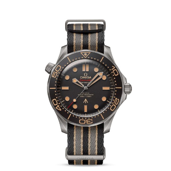 RELOJ TITANIO & CORREA NATO EDICIÓN JB-007 42 MM CRONÓMETRO CO-AXIAL SEAMASTER DIVER 300 M OMEGA 21090