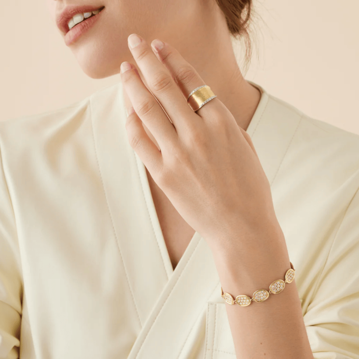 Anillo Lunaria con diamantes y pavé lateral en oro amarillo de Marco Bicego