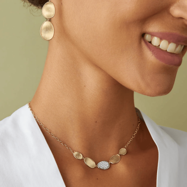 Collar Lunaria con cadena ajustable y hoja central pavé Marco Bicego 