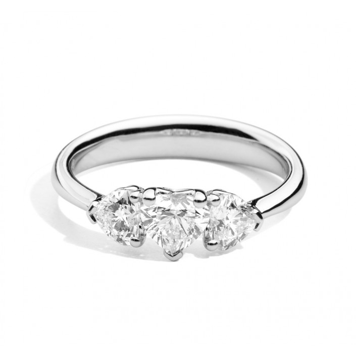 18 kt white gold ring with 3 brilliant-cut heart-shaped diamonds Recarlo