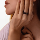 BAGUE ÉLASTIQUE EN CÉRAMIQUE HI-TECH AVEC OR BLANC 18 KT & DIAMANTS PURS ROBERTO DEMEGLIO