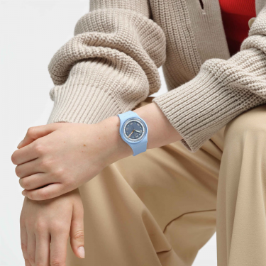 Swatch FROZEN WATERFALL : montre bleue avec cadran et boîtier en BIOCERAMIC, détails lumineux en blanc, orange et vert.