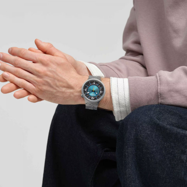 Swatch FROSTBLOOM: oversized watch, black and blue dial with glow-in-the-dark 3D indices and numbers.