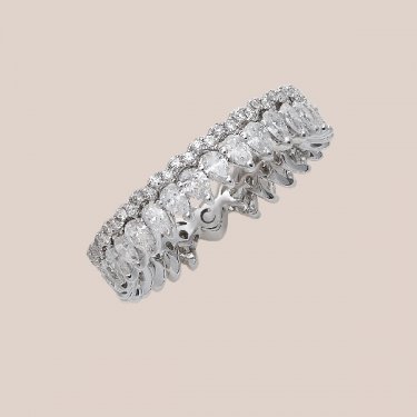 Alianza de oro blanco con diamantes 